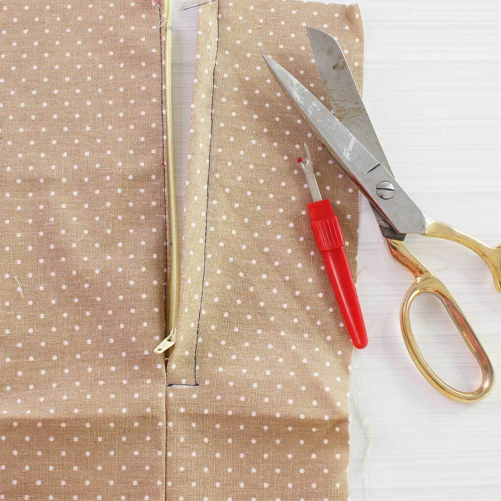 How to Sew a Lapped Zipper - The Easiest Way | TREASURIE