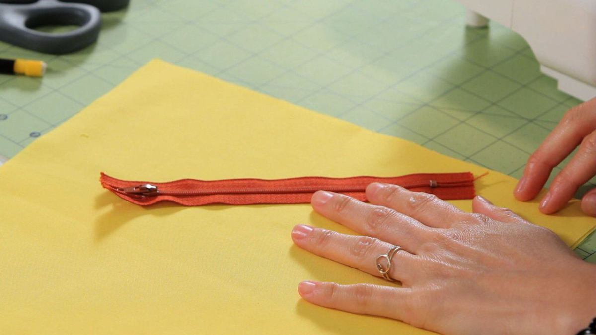 How to sew a centered zipper in 5 easy steps - Alice in Cosplayland