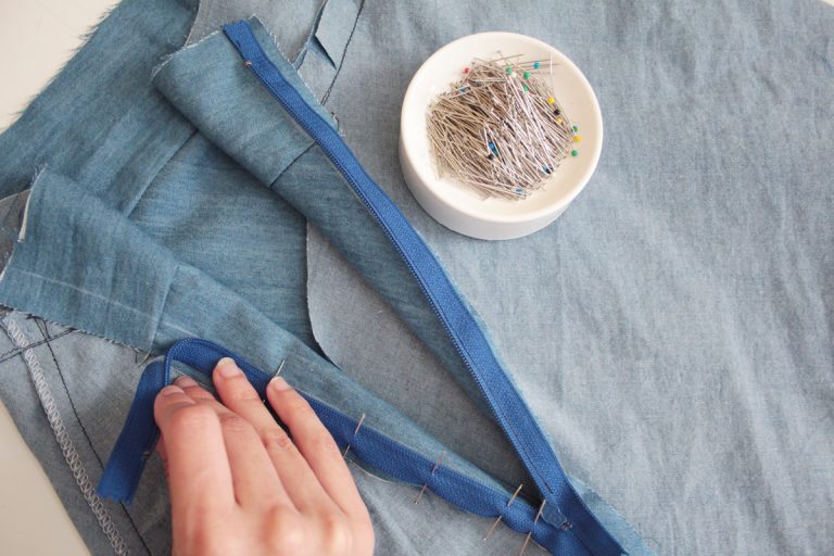 How to Sew a Lapped Zipper with a Sewing Machine - Howcast